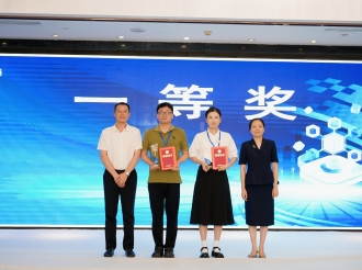 2026年7月，重医大附三院（方大医院）眼科李翔骥教授团队牵头的“镁基可降解青光眼引流装置及应用技术”项目在第二届“渝创星火”重庆科技成果转化大赛生物医药领域赛决赛中荣获科创企业组一等奖（颁奖现场，右二为我院眼科技师饶雨婕））