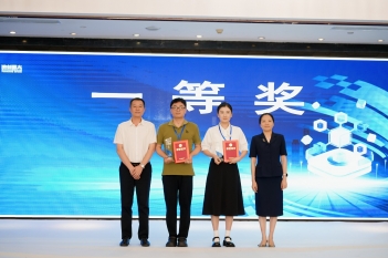 2026年7月，重医大附三院（方大医院）眼科李翔骥教授团队牵头的“镁基可降解青光眼引流装置及应用技术”项目在第二届“渝创星火”重庆科技成果转化大赛生物医药领域赛决赛中荣获科创企业组一等奖（颁奖现场，右二为我院眼科技师饶雨婕））