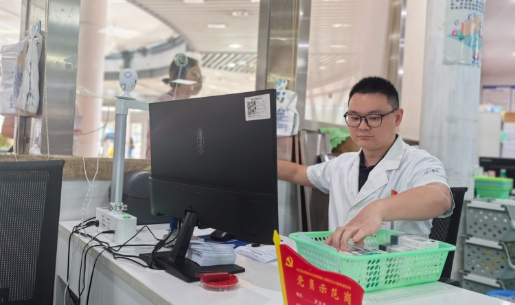 亮党员身份 担岗位责任 树服务标杆——重医大附三院（方大医院）全面创建党员示范岗与责任区